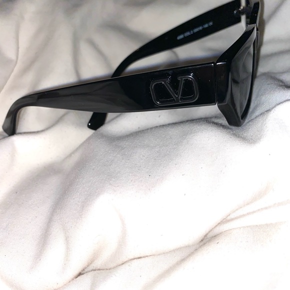 Black Rectangular Sunglasses - Picture 4 of 4